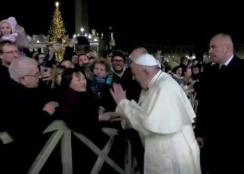 Papa Francisco ofreció disculpas por haber golpeado el brazo de una mujer en la Plaza de San Pedro