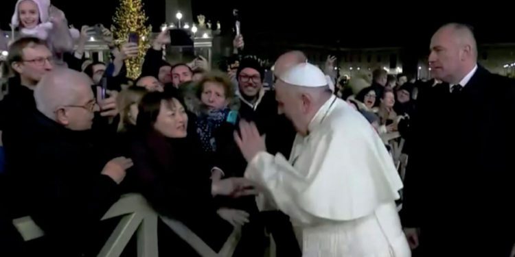 Papa Francisco ofreció disculpas por haber golpeado el brazo de una mujer en la Plaza de San Pedro
