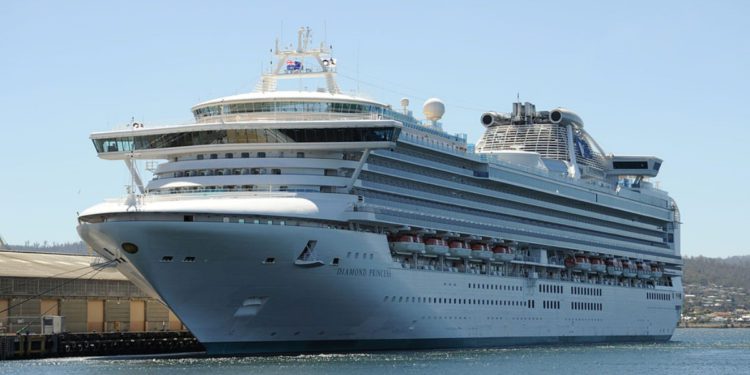 Llegaron al país los dos chilenos que estuvieron a bordo de crucero donde se reportaron más de 600 casos de coronavirus