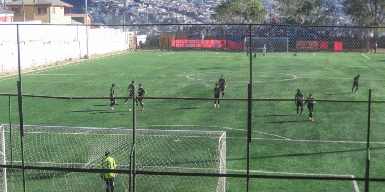 Hombre fallece tras recibir impacto de bala durante partido de fútbol en auditorio Manuel Guerrero en Valparaíso