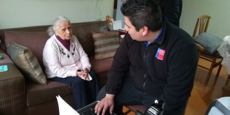Región de Valparaíso: personas postradas o con movilidad reducida están entre prioridades para atención a domicilio del Registro Civil
