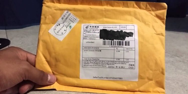 Ministerio de Salud llamó a tener calma ante encomiendas: aseguran que coronavirus no podría llegar a Chile por esa vía