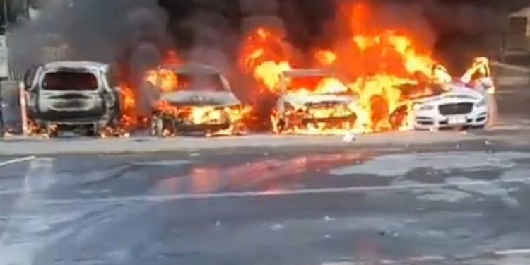 Vehículos quemados e incidentes en los alrededores del Hotel O’Higgins marcan la previa de la primera jornada del Festival de Viña del Mar