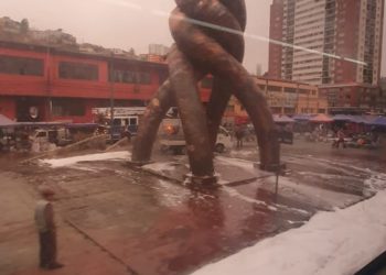 Incendio intencional dejó con severos daños al «Monumento a la Solidaridad» en avenida Argentina de Valparaíso