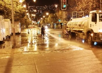 Operativo de limpieza nocturno es realizado por la Municipalidad de Valparaíso en el Mercado Cardonal y sus alrededores