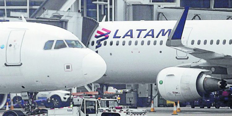 Ministro de Salud descartó posible caso de coronavirus en vuelo hacia Punta Arenas