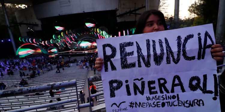 Pancartas con mensajes políticos llegaron a la Quinta Vergara a pesar de la prohibición