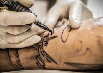 Encuentran hongos y falencias en rotulado de tintas para tatuajes