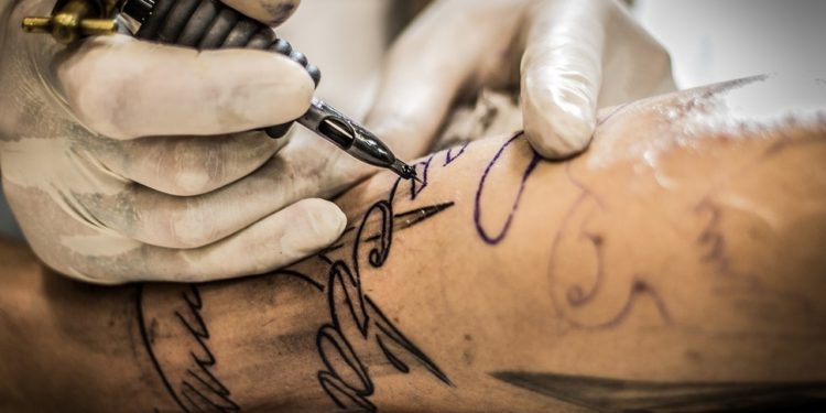 Encuentran hongos y falencias en rotulado de tintas para tatuajes