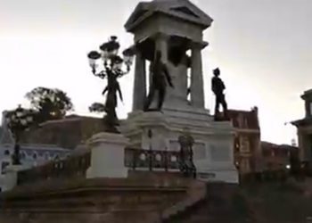 Provocan daños en monumento a los héroes de Plaza Sotomayor de Valparaíso tras manifestación