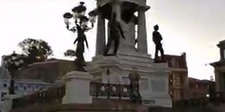 Provocan daños en monumento a los héroes de Plaza Sotomayor de Valparaíso tras manifestación