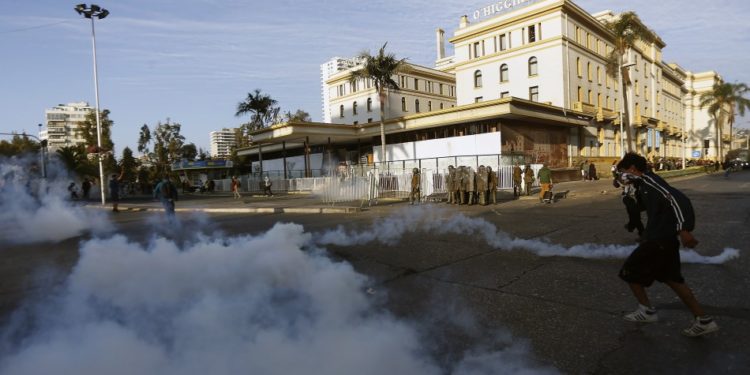 Segunda jornada del Festival de Viña del Mar: 43 detenidos y un carabinero lesionado en los alrededores de la Quinta Vergara