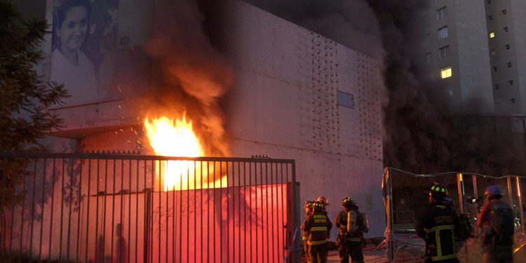 Carabineros afirma que un grupo cercano a los diez encapuchados comenzó incendio en Museo Violeta Parra