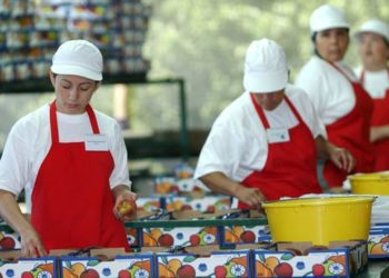 47% de las mujeres gana el mínimo y pagan más intereses que los hombres