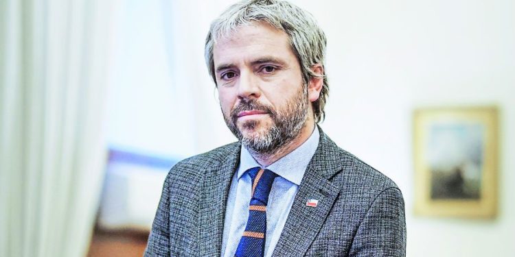 Parlamentarios de Revolución Democrática confirman acusación constitucional contra ministro Gonzalo Blumel