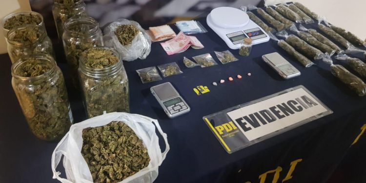 Detienen a pareja que vendía droga a través de internet