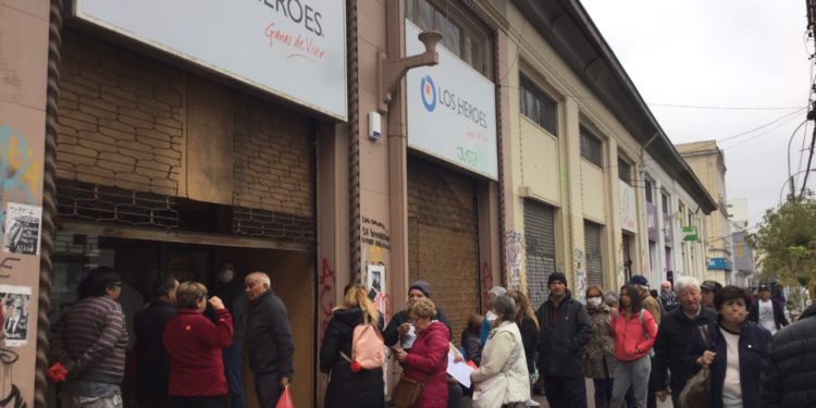 Adultos mayores hacen fila para retirar su pensión pese al riesgo de aglomeraciones de personas por el Covid-19