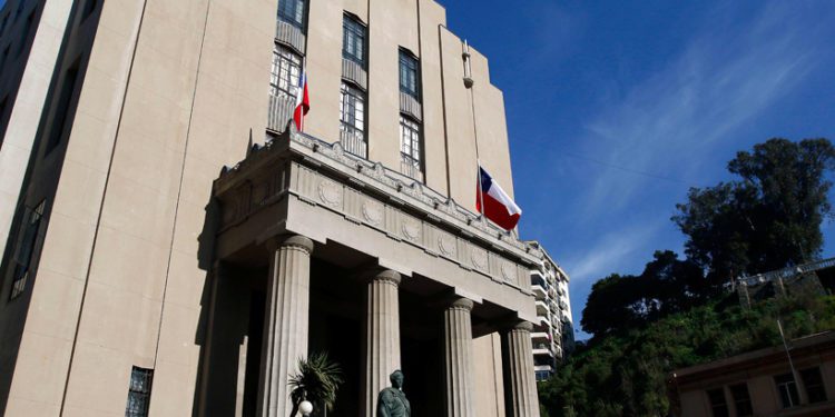 Consejo Regional del Colegio Médico y rector de la UV presentan recurso contra jefe de la Defensa Nacional de la Región de Valparaíso para exigir cuarentena