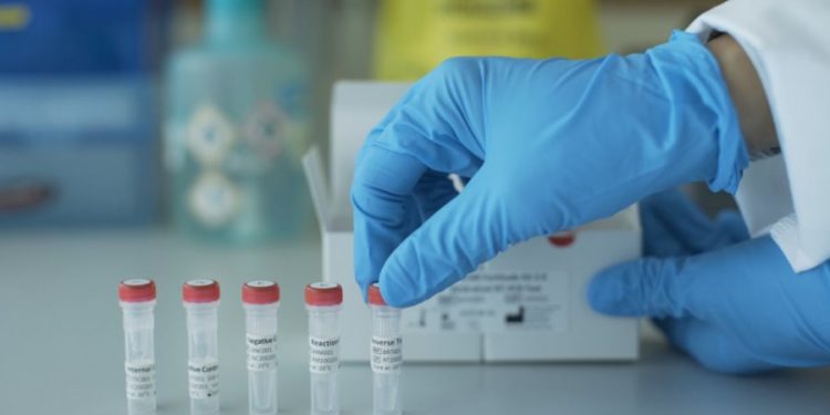 Presentan proyecto para limitar la rentabilidad de clínicas por exámenes de detección del coronavirus