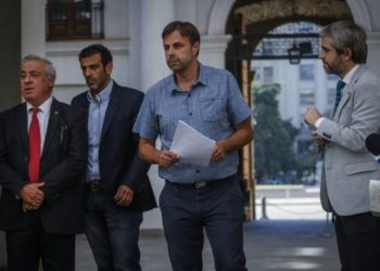 Ministerio de Salud establece «mesa social Covid-19» tras presión de alcaldes y Colegio Médico por cuarentena total en Chile