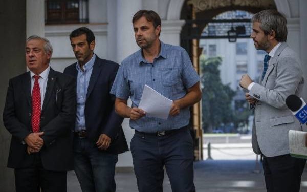 Ministerio de Salud establece «mesa social Covid-19» tras presión de alcaldes y Colegio Médico por cuarentena total en Chile