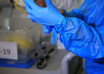 Confirman segundo caso de coronavirus en Chile: es la esposa del primer contagiado