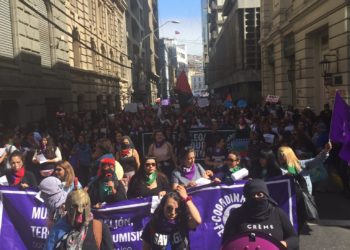 Superó las expectativas: cifran en 30 mil personas la asistencia a marcha por el 8M en Valparaíso