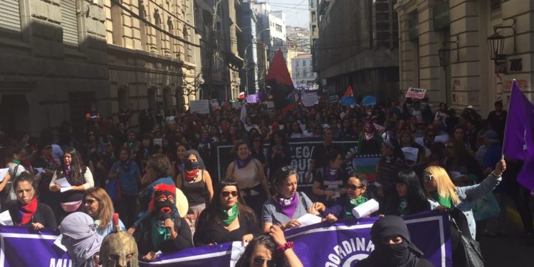 Superó las expectativas: cifran en 30 mil personas la asistencia a marcha por el 8M en Valparaíso