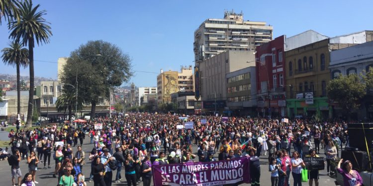Multitudinaria marcha por huelga general feminista en Valparaíso y Viña del Mar
