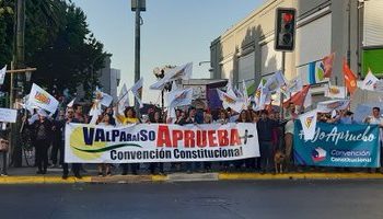 Caravana por el «Apruebo» con actores sociales y políticos es realizada en Valparaíso