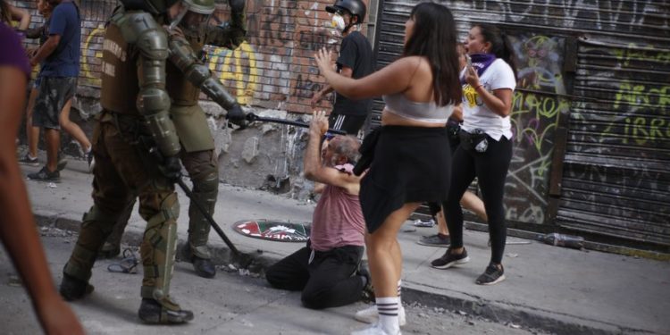 INDH se querella por golpiza de funcionarios de Carabineros a adulto mayor en Santiago