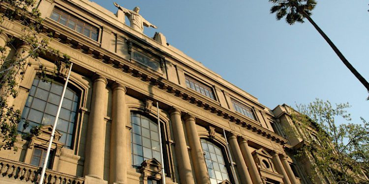 Universidad Católica y Universidad de Chile suspenden sus clases presenciales como medida preventiva ante el coronavirus