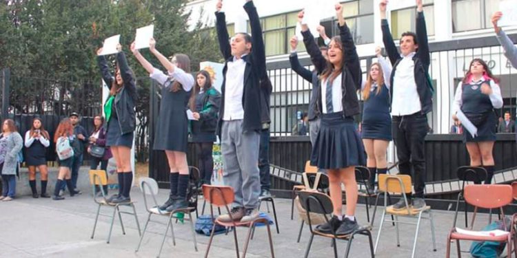 Estudiantes de Valparaíso realizaron «mochilazo» para exigir respuesta a sus demandas