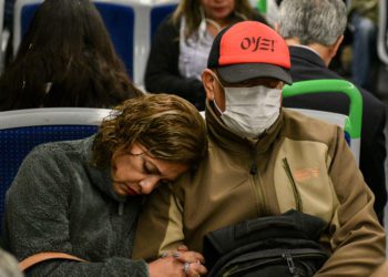 Usuarios de Metro Valparaíso comienzan con el uso de mascarillas como medida preventiva ante el coronavirus