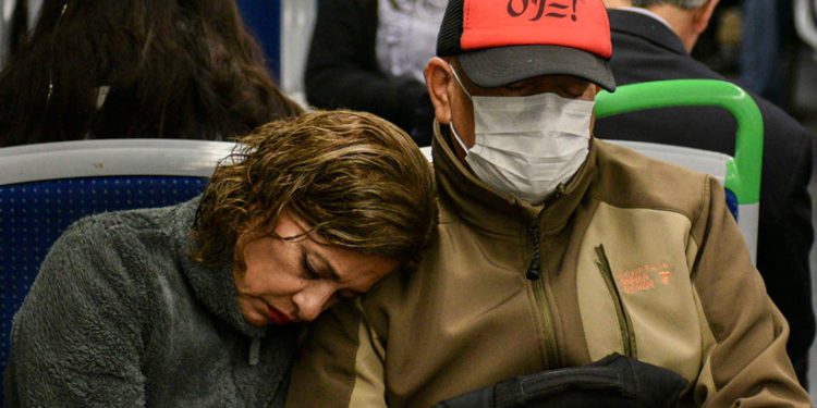 Usuarios de Metro Valparaíso comienzan con el uso de mascarillas como medida preventiva ante el coronavirus