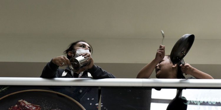 Por descontento ante apertura de tiendas a pesar del coronavirus, trabajadores del mall de Viña del Mar realizaron «cacerolazo»