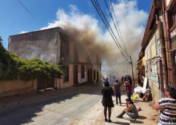 Trece personas damnificadas deja incendio que afectó a casona en Valparaíso