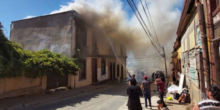 Trece personas damnificadas deja incendio que afectó a casona en Valparaíso