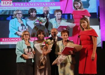 En un simbólico acto destacan aporte histórico de las mujeres al legado parlamentario
