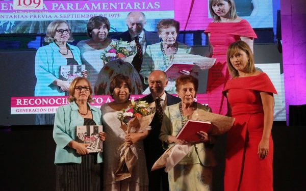 En un simbólico acto destacan aporte histórico de las mujeres al legado parlamentario