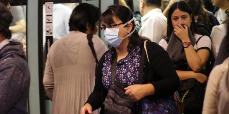 Hoy comenzó a regir el uso obligatorio de mascarillas en el transporte público y privado de Chile