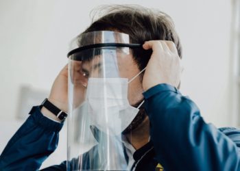 Trabajadores de la salud de Valparaíso reciben 900 escudos faciales para prevenir contagios de Covid-19