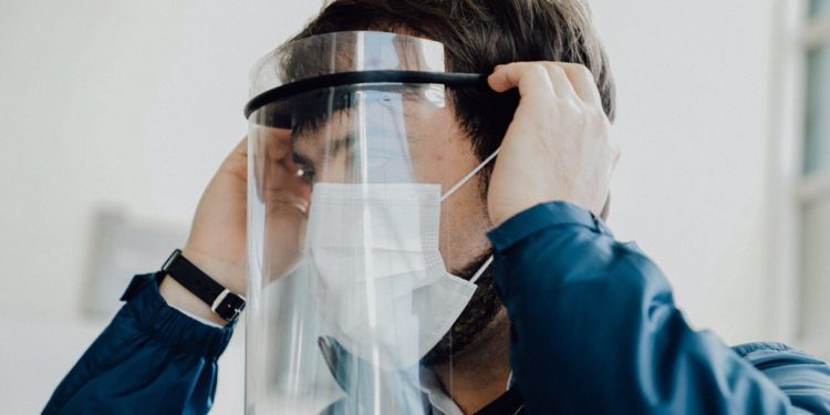 Trabajadores de la salud de Valparaíso reciben 900 escudos faciales para prevenir contagios de Covid-19