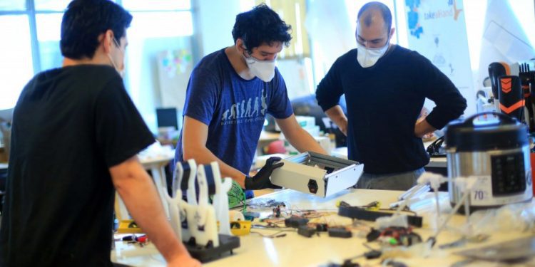 Los cinco ventiladores mecánicos más avanzados que se fabrican en Chile serán certificados por Laboratorio de Biomédica de universidad porteña