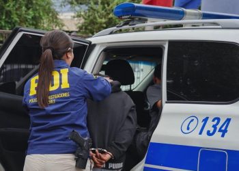 Con las manos en la masa: detienen a sujeto que era buscado mientras conducía auto robado