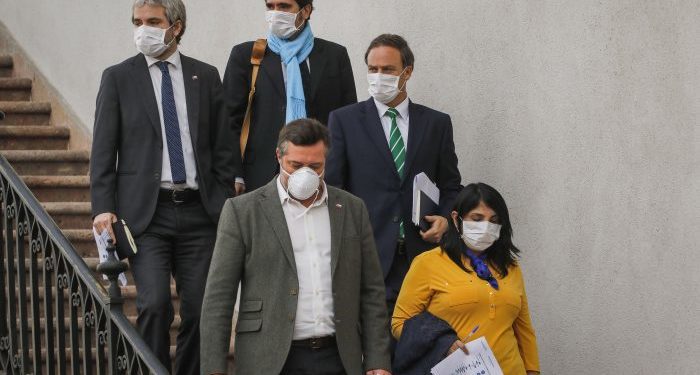 Critican instrucción de Sebastián Piñera para que funcionarios de Gobierno vuelvan al trabajo presencial desde el lunes