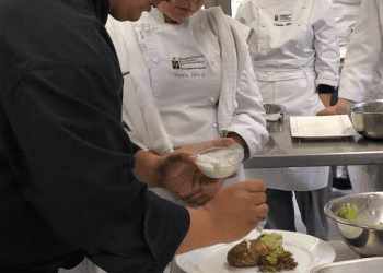 Universidad porteña y Sernatur aúnan esfuerzos para elaborar afiche sanitario para delivery a nivel nacional