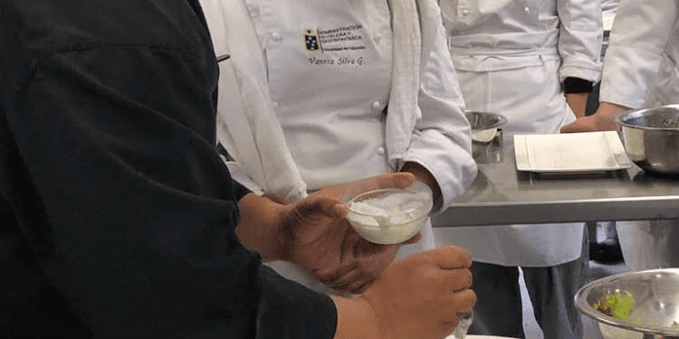 Universidad porteña y Sernatur aúnan esfuerzos para elaborar afiche sanitario para delivery a nivel nacional