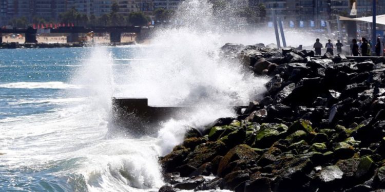 Fenómeno de marejadas se extenderá hasta el domingo en las costas de Chile