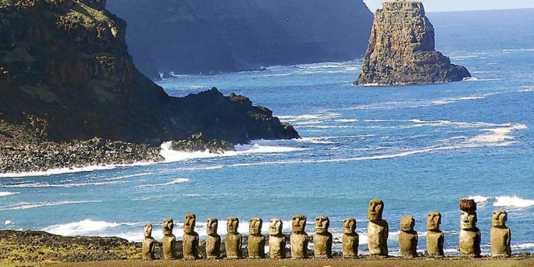 Senadora Allende solidariza con alcalde de Rapa Nui, que pidió restringir el ingreso de personas del continente